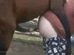 Cavalo comendo a bunda de um gay passivo