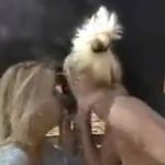 Duas loiras safadas em um sexo oral no cavalo juntas