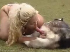 Mulher chupando pau e batendo punheta no cachorro